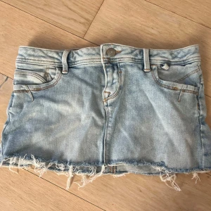Lågmidgad jeanskjol - Såå snygg ljusblå lågmidgad jeanskjol från LTB, de är använda 1 gång och är i mycket bra skick! Från början var den lång så jag har klippt den kortare. Midjemått: 37cm