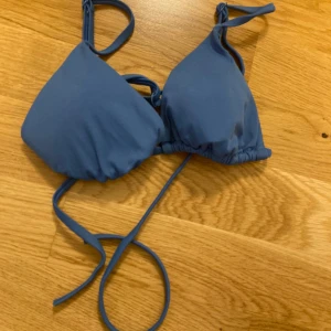 Blå och svart bikini med blommigt mönster - Allt kostar 50kr styck, om du vill köpa alla 120kr, skriv privat för storlek