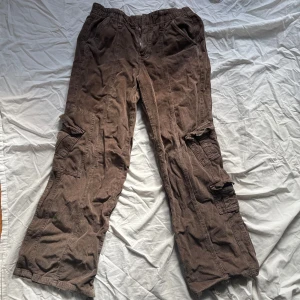 Bruna cargopants i manchester - Säljer ett par bruna cargopants i manchester med flera fickor, Byxorna har en loose passform och är sköna att bära.