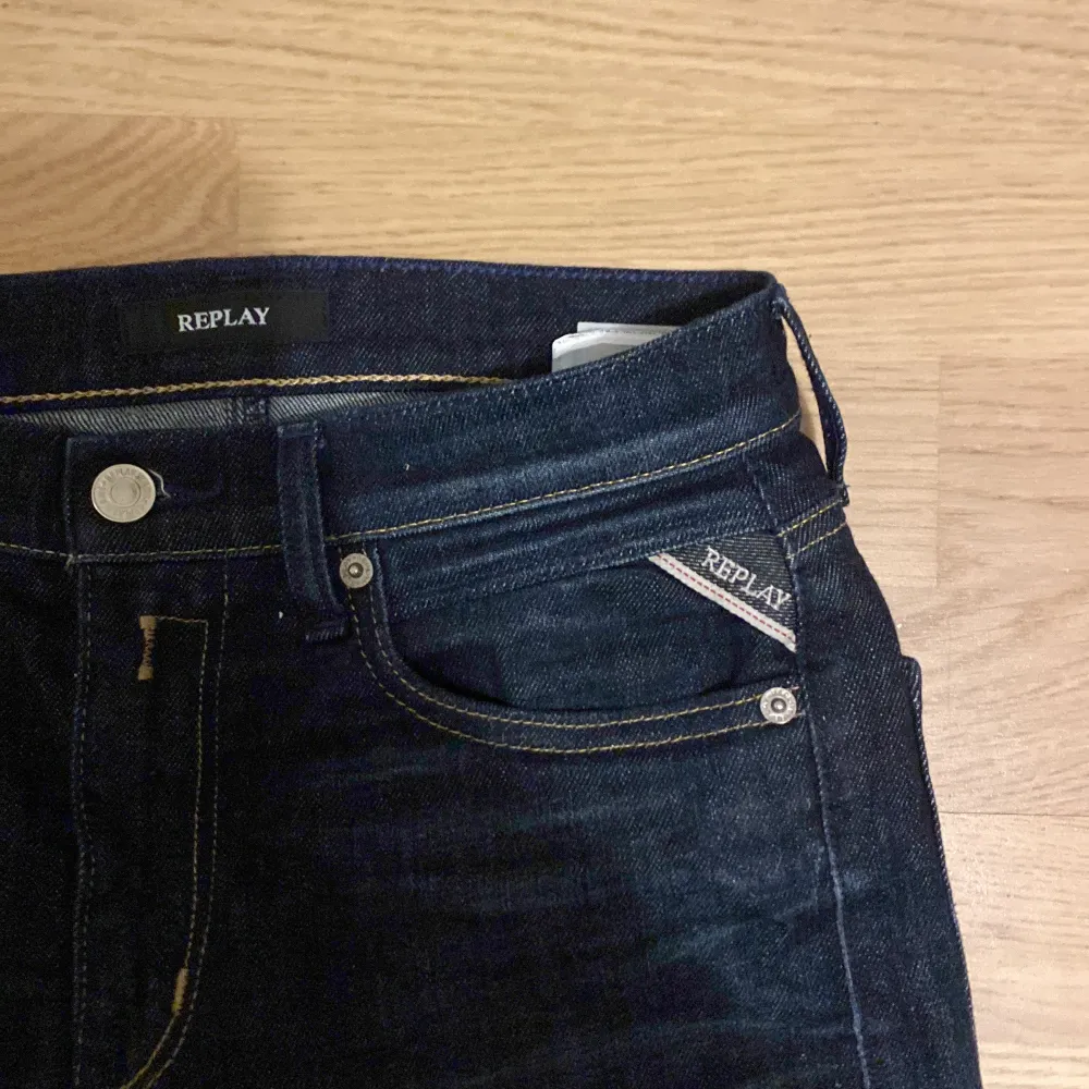 Snygga mörkblå jeans från Replay med klassisk femficksdesign och knappgylf. Perfekta för en avslappnad stil. Märkeslogga på bakfickan och bältesslingor för att enkelt kunna matcha med bälte. Jag har inte exakt storlek men passar 11-13 åringar. Farkut & Housut.