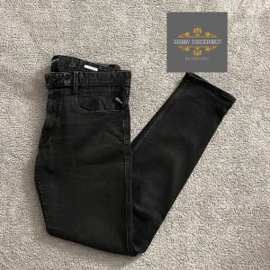 Replay Anbass Jeans - Svarta Replay Anbass Jeans i ett mycket bra skick. Inga defekter alls och har storleken 32/32! Mitt pris: 279kr Hör av er vid frågor och funderingar🔥