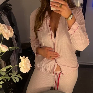 Jättesöt Pyjamas  - Jättesöt pyjamas med rosa röda detaljer🩷❤️den är tyvärr lite för kort på mig därav säljer jag den. Storlek M/S. Tyvärr har den en liten fläck som knappt syns därav priset. 