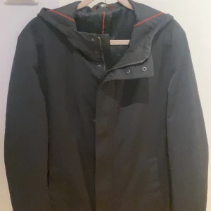 Hugo boss Kappa - En Hugo boss kappa perfekt för vår/höst med en stilig design och inga skadar på den!