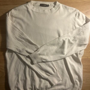  Oscar Jacobson tröja - Säljer en stilren vit tröja från Oscar Jacobson. Tröjan har en rund halsringning och långa ärmar. Den är i storlek M och är i bra skick (inga defekter). Säljer denna för 350. Hör av vid frågor🙌