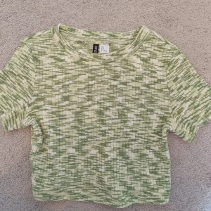 Grön och vit ribbad topp  - Säljer en cool grön och vit ribbad topp från Hm. Pris kan diskuteras.!! 