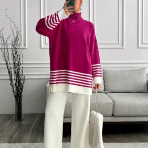 Tröja - Säljer en oversized stickad tröja i stark rosa med vita ränder på ärmar och nederkant. Tröjan har långa ärmar och bred vit mudd. Perfekt för dig som gillar färg och vill ha en mysig och trendig look. Säljer den på grund av fick fel storlek , då den är stor på mig och lång. Storleken på den är L/XL . För frågor skriv gärna och fråga! ANVÄND ENDAST 1 GÅNG DÅ JAG TESTADE.  