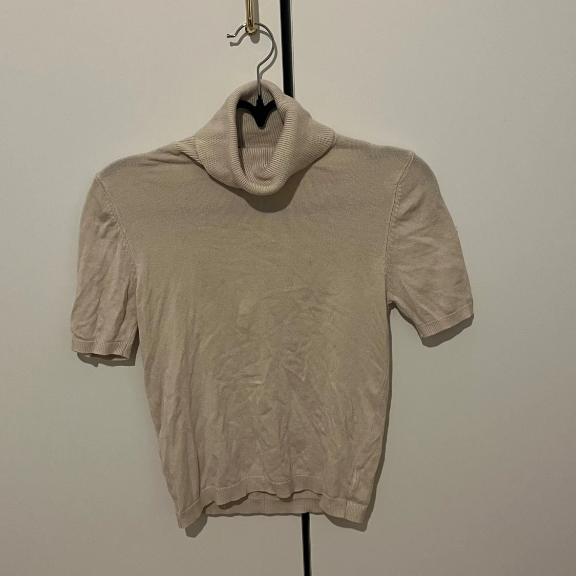 Beige polotröja med kort ärm från MNG