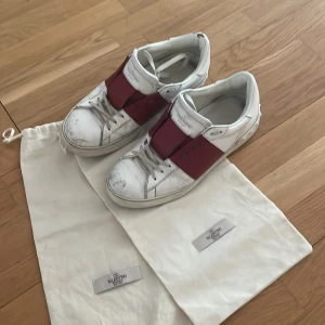 Valentino skor - Tja! Säljer nu mina valentino skor då jag behöver pengar till sommaren. Skorna är i storlek 42 och passar även större. De är slitna som man ser på bilderna, men inga skador. Pris kan diskuteras✌🏼