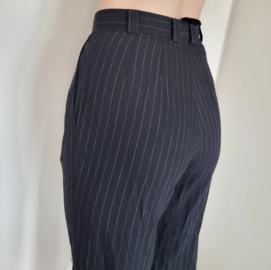 Svarta kostymbyxor med vita ränder - 1