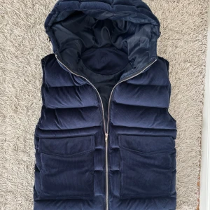 Vendiera väst - Vendiera väst i bra skick || Alla defekter som finns syns på bilderna || Köp från vendiera för 1299kr || Passar perfekt vid lite kyligare sommar dagar || Skriv för mer frågor eller bilder ||