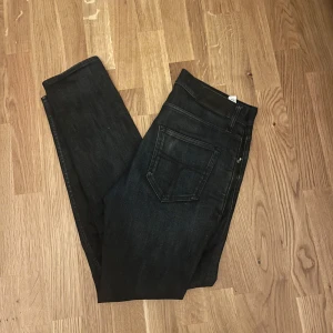 Tore of Sweden jeans  - Säljer ett par tiger of Sweden jeans i en väldigt mörk blå / grå färg. Jag skulle säga straight fit utan några defekter.  