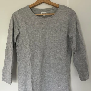 Topp - Topp från Bondelid med 3/4 ärmar. Storlek S och använd några få gånger. Säljer då den är för liten. Litet broderad emblem på vänster bröst. Pris är diskuterbart   Hör av dig vid frågor