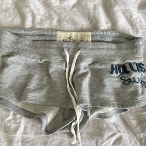 Grå mjukisshorts från Hollister - Väldigt lågmidjade grå shorts från Hollister som är köpt via Sellpy. Kort modell med normal passform och elastisk midja🫶🏼Storlek XS