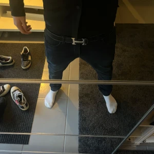 Säljer ett svart skärp från Hermès med silverfärgat spänne - Det är i bra skick, säljer de då ja är sugen på något nytt men även för att jag inte använder det så mycket om du är ute efter något som sticker ut så är detta något för dig. Skriv för fler bilder eller om ni har några funderingar!