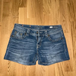 Blå jeansshorts från Miss Me - Snygga blå jeansshorts från Miss Me midjemått 38 cm 🌺