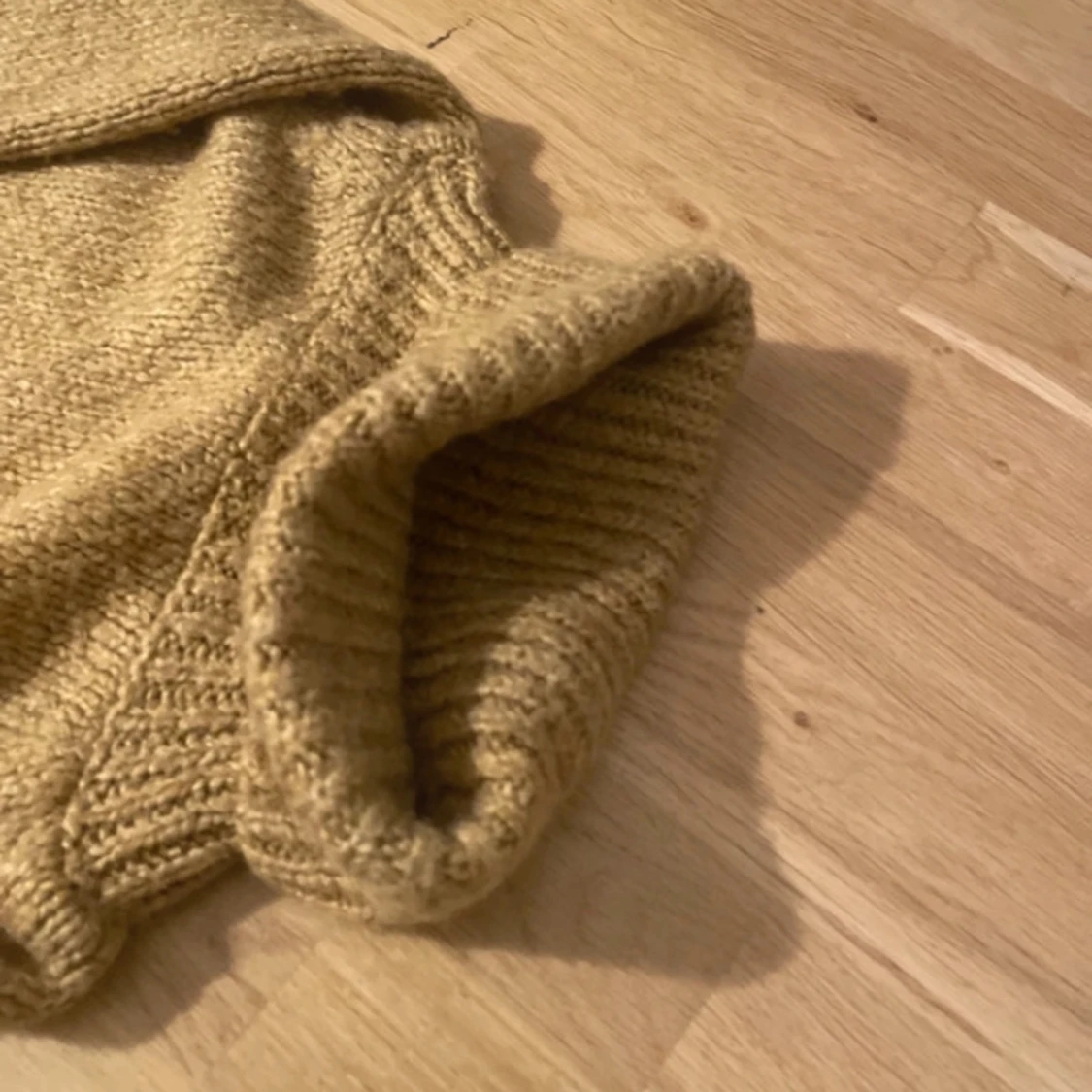 Beige stickad polotröja - 1