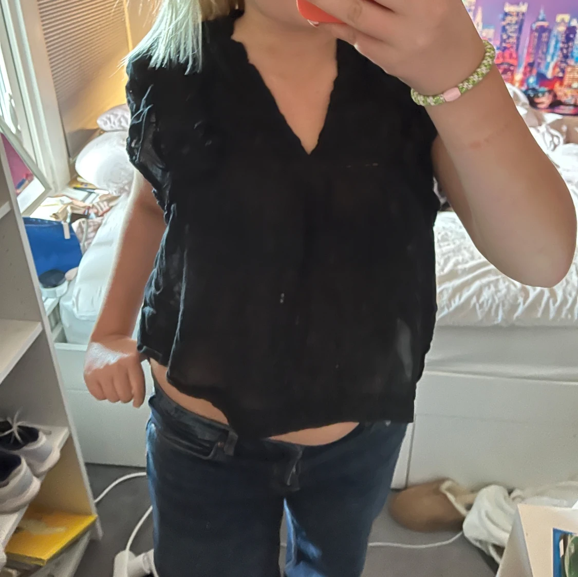 Svart croppad blus med v-ringning - 1