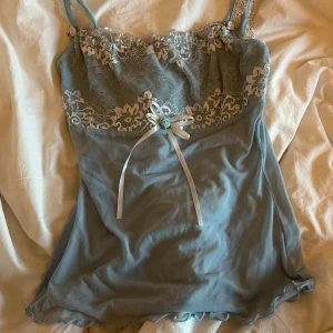 Ljusblå topp - Säljer denna supersöta ljusblå mesh toppen/linnet. Den är i storlek S och köpt här ifrån Plick för ett tag sen men har inte kommit till användning. Den är i väldigt fint skick och har inga defekter.