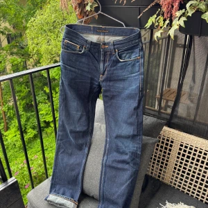 Nudie jeans Gritty Jackson Selvage 29/32 - Helt sjukt snygga jeans! Passa på och stick ut med dessa grymt snygga och detalj fyllda jeansen med trendiga slitningar, dessa jeans är Gjorda av selvage material som över tid skapar snygga detaljer!   •Skick: 9/10 Inga hål eller fläckar, det som ser ut som slitningar eller ”fading” hör till modellen  •storlek📏: 29/32 mått sista bild   •Nypris/Butikspris:💰 2599kr   Köp gärna i bundles för att underlätta i frakt och på detta vis blir jag mer flexibel i pris! Våga buda! 🚚🤝