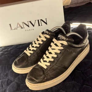 Golden Goose sneakers - Snygga Goldengoose sneakers som är ganska bra skicka med några små skavanker som inte syns vid bruk då de smälter in med de defekterna som kommer när skon är ny. Nypris ligger de på 450€ och Äkhetsbevis finns genom Vestiaire och kan skrivas utt i pappersform vid köp.Jag tar gärna emot byten om du bor i Stocholm och kan tänka dig mötas upp. Har du ytligare frågor är det bara att skriva här, Pris kan altid diskuteras MVH Oscar_Resell