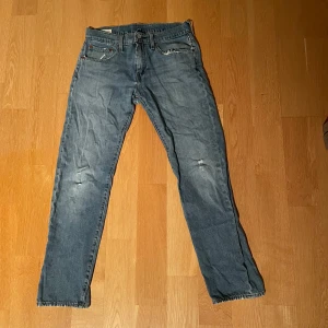 Slim jeans  - Hjälper min brorsa sälja de här jeansen från LEVI’S premium. De är slim fit. Bra skick! 