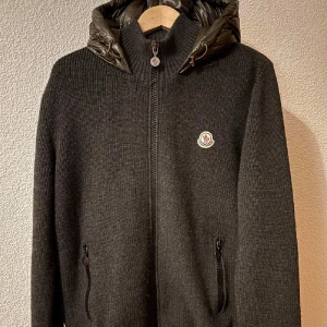Moncler cardigan - Storlek L passar M, fint skick förutom ett litet hål på bröstet som ej syns vid användning och går att laga skriv för bilder, sällsynt modell 