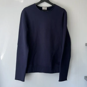 Tröja från Acne Studios - Säljer en marinblå tröja från Acne Studios. Storlek: S