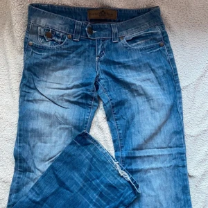 Lågmidjade jeans - Byxorna har normal passform och låg midja, samt dekorativa knappar på bakfickorna. Midjemått 84💖