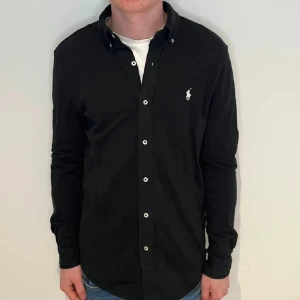 Ralph lauren skjorta - Hej säljer nu min fina Ralph lauren skjorta i storlek XS/S. Den är i bra skick och kommer vara otroligt snygg nu framåt sommaren. Nypris cirka 1600kr