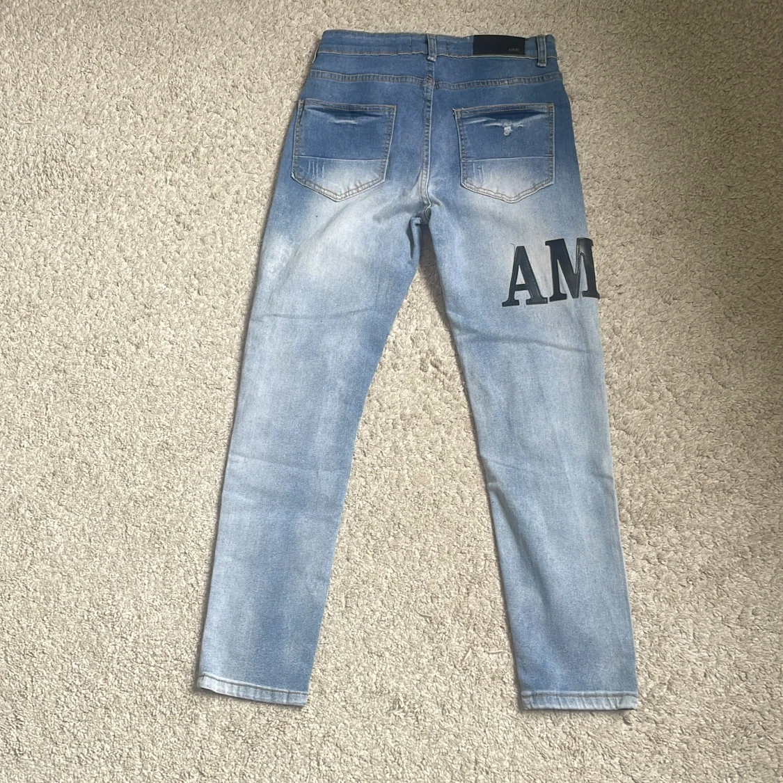 Ljusblå slitna jeans från Amiri - 1