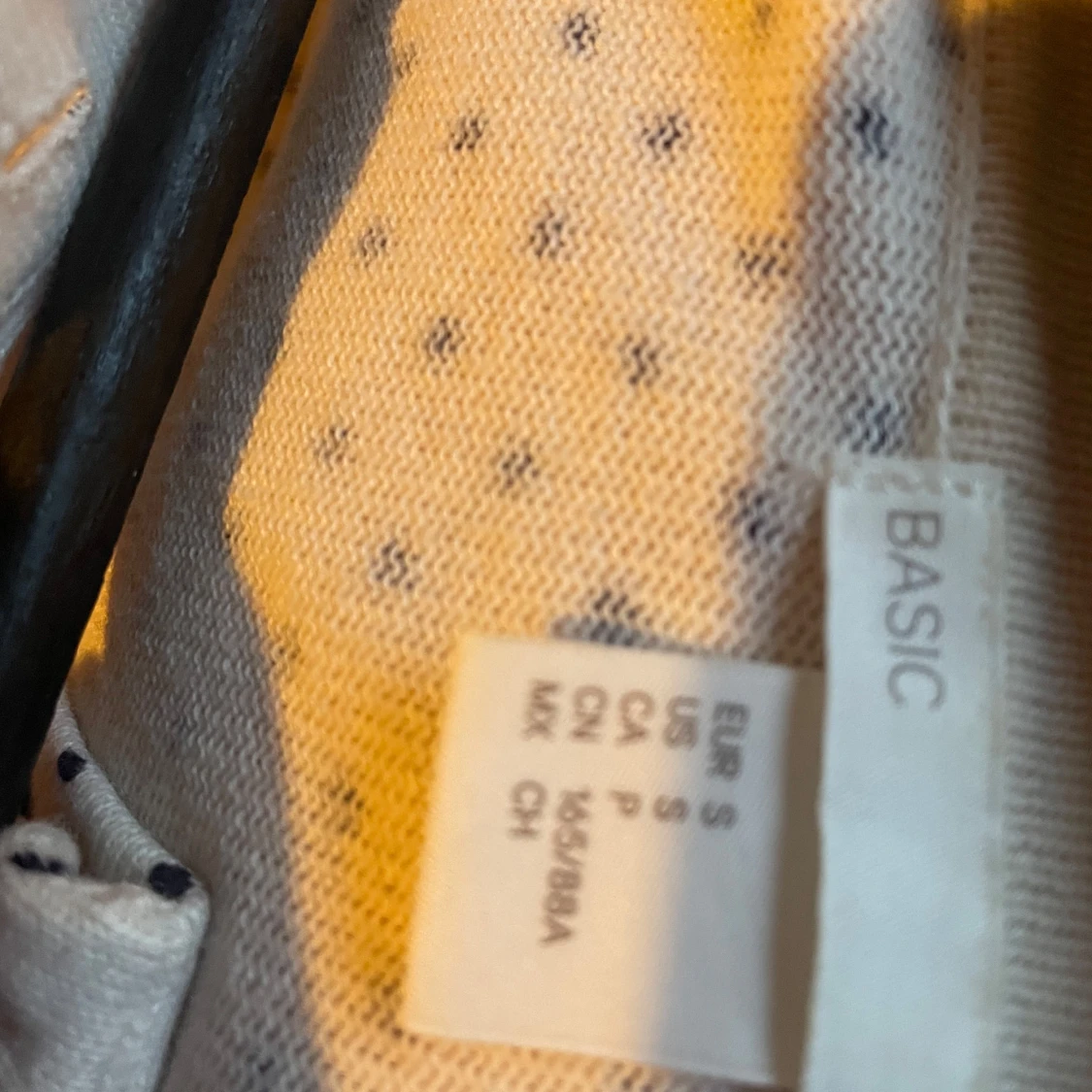 Vit kofta med svarta prickar  - 2