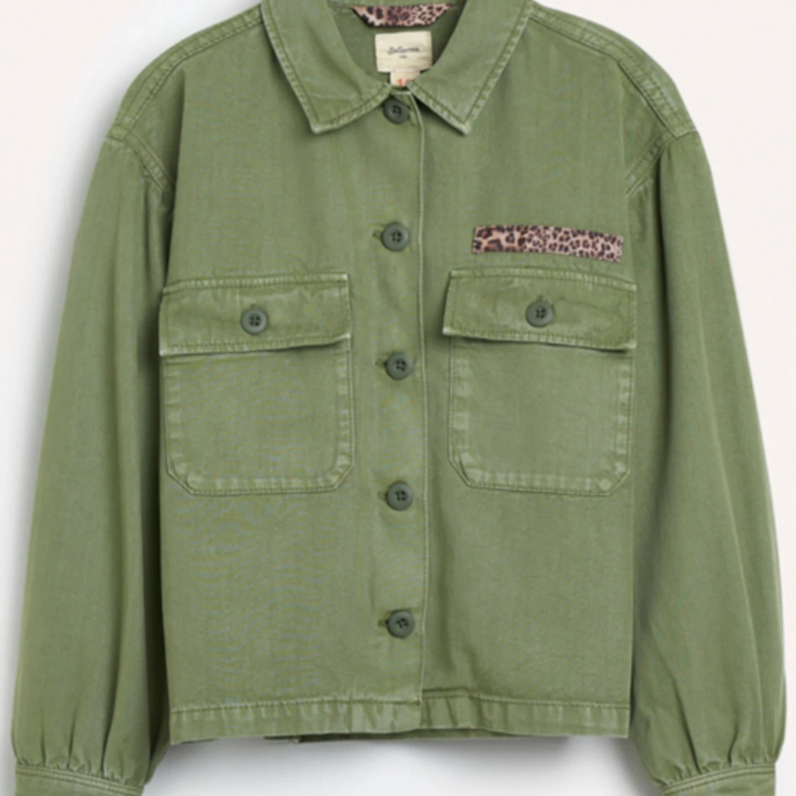 Snygg grön jeansjacka med leoparddetalj