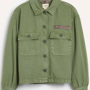 Snygg grön jeansjacka med leoparddetalj - Snygg grön overshirt med knappar framtill och två stora fickor. Unik detalj med trendigt leopardmönster. Perfekt för lager-på-lager och en cool vardagslook nu inför sommaren!