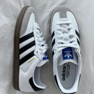 Samba adidas skor - Klassiska Adidas Samba sneakers, använda FÅTAL gånger. I superfint skick, köpa för 1400kr, säljes för 900💛 kan gå med på att sänka pris vid snabb affär. Obs detta är en lånad bild