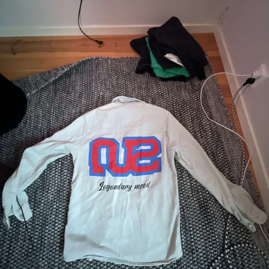 Vit skjorta med tryck och patchar - 1