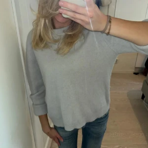 Stickad tröja i alpackaull  - Jättemysig stickad tröja som är perfekt inför sommarkvällar!❤️‍🔥❤️‍🔥❤️‍🔥 ärmarna är långa egentligen🤗