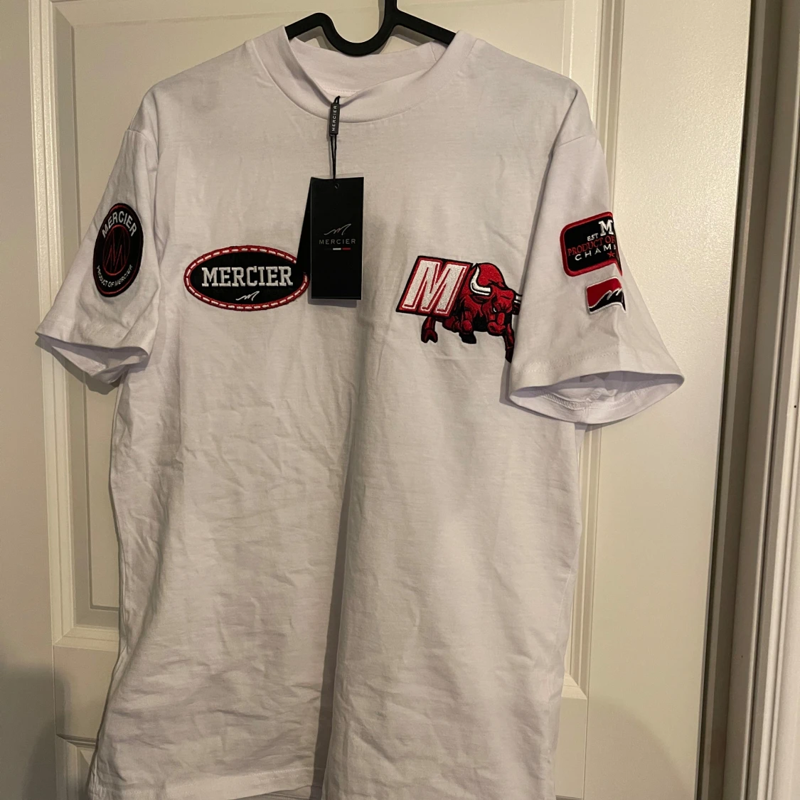 Vit t-shirt med patchar från Mercier - 1