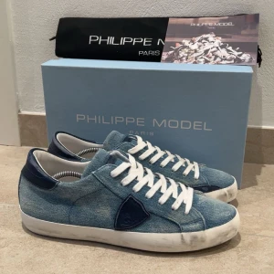 Philippe Model skor - Tja! Säljer nu dessa unika Philippe Model skor i storlek 42 men passar också 43. Skorna är i sprillans nya. Allt og medföljer. Kontakta vid frågor! INGA BYTEN!