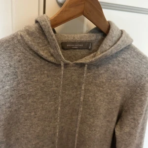 Grå Kashmir hoodie - Sjukt snygg och skön Kashmir hoodie från märket Brown Avenue. Nypris 2999kr. Storlek M, passar även S. 100% Kashmir. Hoodien är endast använd ett fåtal gånger och är i jättebra skick utan några defekter. Ifall ni undrar något är det bara att höra av sig.