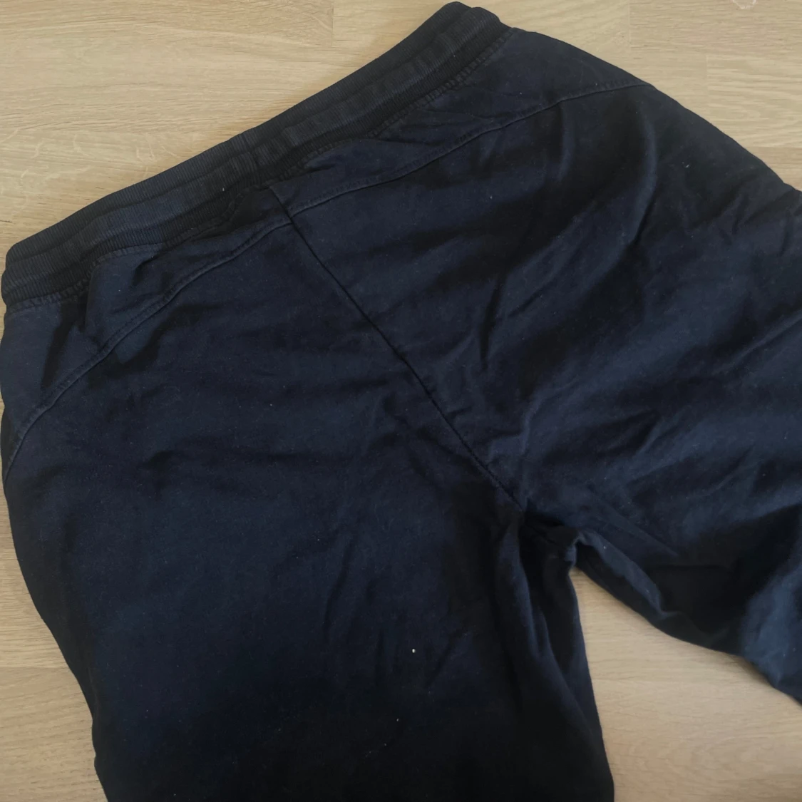 Svarta mjukisbyxor med resår och snörning - 3