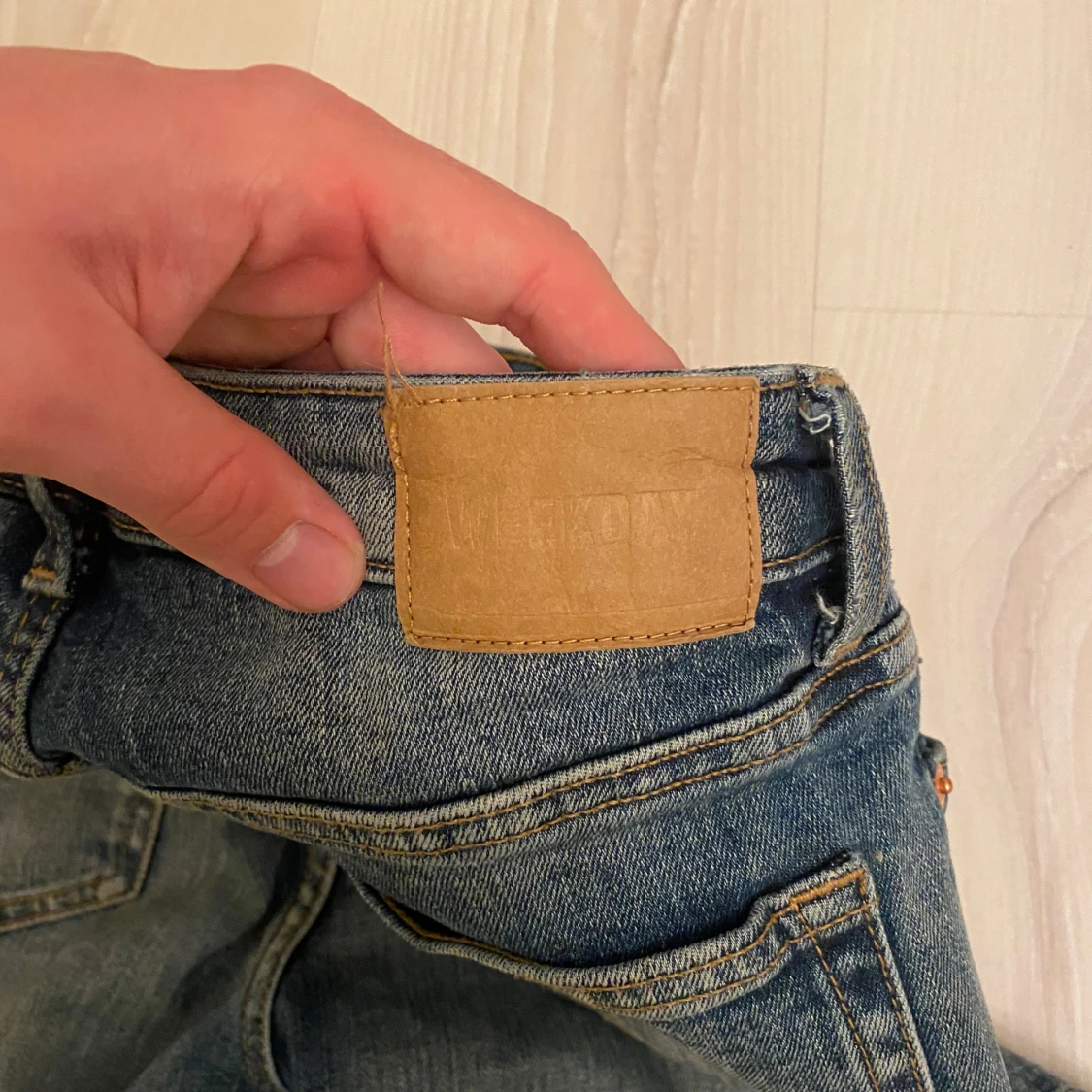 Blå bootcut jeans Flame från Weekday - 2