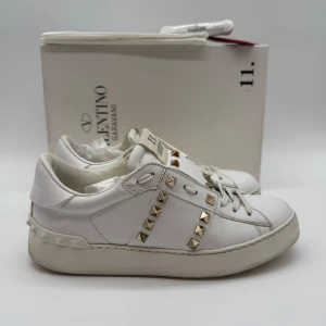 VALENTINO ROCKSTUD SNEAKERS - Valentino rockstud sneakers - Skick: 9/10 - Storlek 36 - Tillbehör: Dustbag, extra nitar - Nypris 7700kr - deluxecloset 