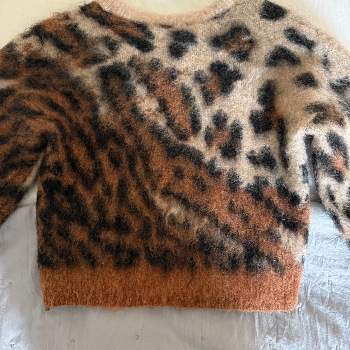 Leopardmönstrad fluffig tröja från & Other Stories - 1