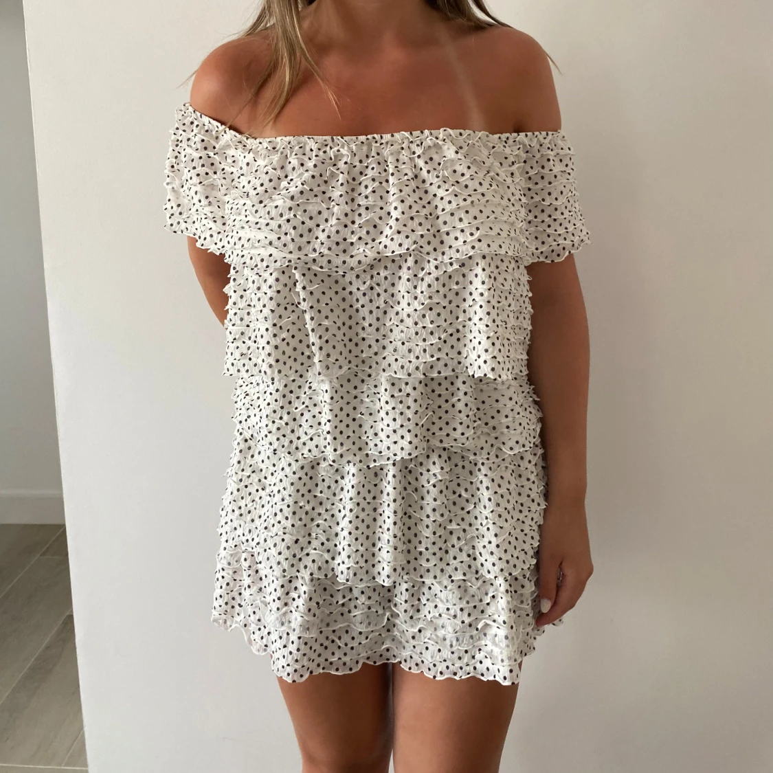 Vit offshoulder klänning med volanger och prickigt mönster