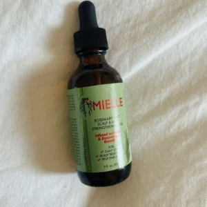 Mielle Rosemary Mint Scalp & Hair Strengthening Oil - Säljer denna Mielle Rosemary Mint Scalp & Hair Strengthening Oil. Oljan är framtagen för hår och hårbotten och innehåller rosmarin och mynta. Den har hjälpt mig jätte mkt med hårväxten men säljer för att jag inte har nån användning av den. 💞💞