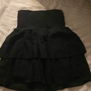 svart volangkjol  - knappt använd. osäker på strl men gissar på xs, men väldigt stretchig 