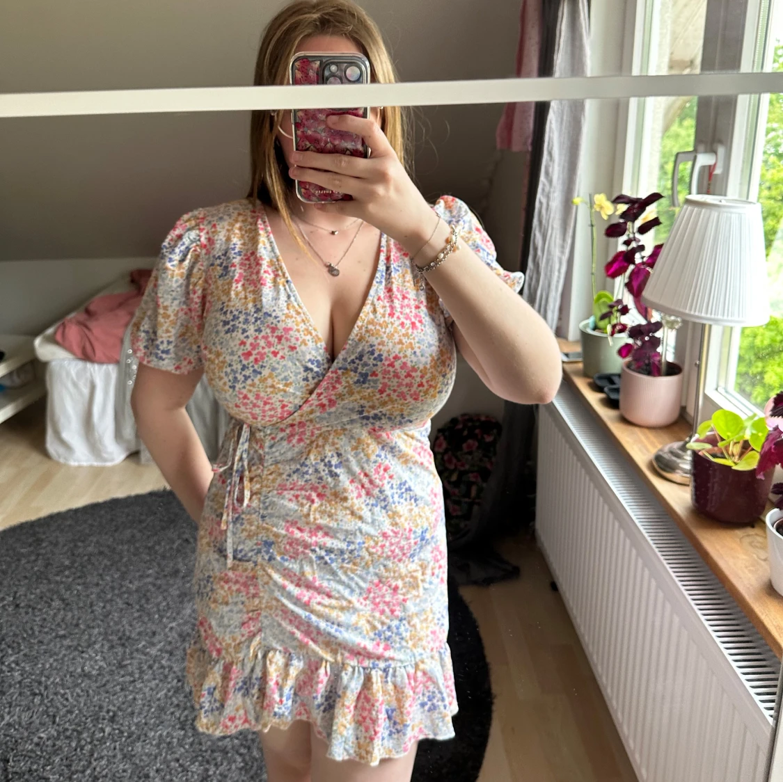 Blommig omlottklänning med volang