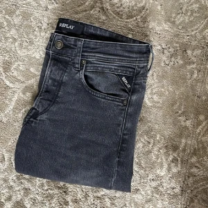 Replay jeans - Säljer ett par mörkgråa Replay jeans i storlek 29/32. Har sällan använts då byxorna är för lång på mig. Perfekta för dig som gillar ett par stilrena jeans. Skriv för mer info! 🌟