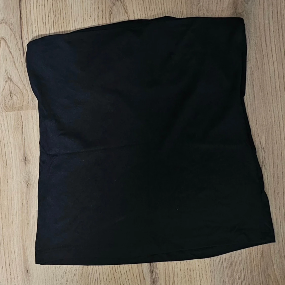 Två tubtoppar i svart och olivgrön - 1