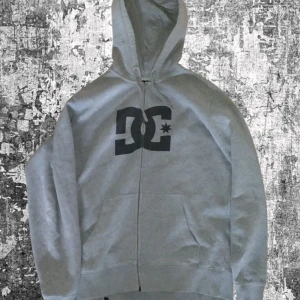Dc hoodie i jätte bra skick size s som är svårt att hitta  - Skriv gärna innan ni köper!! Kom med bud och bilder kan jag fixa mer av om ni vill ha!  Priss kan diskuteras🙏🏻